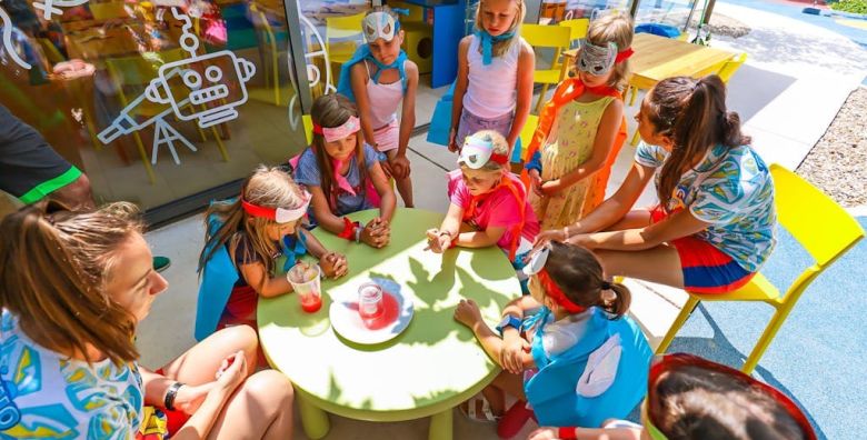 Zaton Holiday Resort  Zabavni odmor u mobilnim kucicama Deluxe Zaton Hrvatska  59 EUR  1x nocenje u trosobnoj mobilnoj kucici Deluxe za do 5 osoba 2 odrasle osobe i 3 djece do 17 99 godina  Koristenje bazenskog kompleksa grijanih bazena
