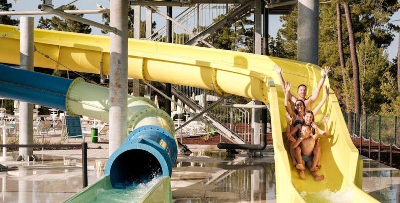 Zaton Holiday Resort  Zabavni odmor u mobilnim kucicama Deluxe s polupansionom Zaton Hrvatska  111 EUR  1x nocenje u trosobnoj mobilnoj kucici Deluxe za do 5 osoba 2 odrasle osobe i 3 djece do 17 99 godina  Polupansion buffet dorucak i vecera; toceno pice uz veceru 
