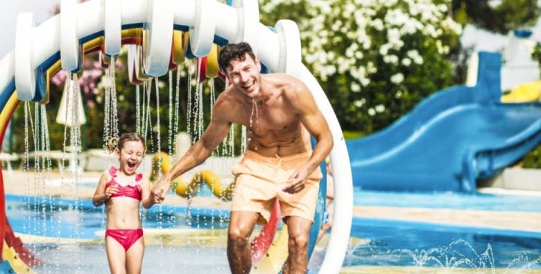 Zaton Holiday Resort  Aktivni odmor u mobilnim kucicama Superior s polupansionom Zaton Hrvatska  108 EUR  1x nocenje u dvosobnoj mobilnoj kucici Superior za do 5 osoba 2 odrasle osobe i 3 djece do 17 99 godina  Polupansion buffet dorucak i vecera; toceno pice uz veceru 