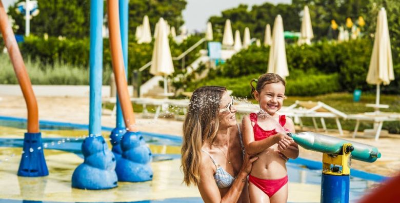 Zaton Holiday Resort  Aktivni odmor u mobilnim kucicama Superior Zaton Hrvatska  57 EUR  1x nocenje u dvosobnoj mobilnoj kucici Superior za do 5 osoba 2 odrasle osobe i 3 djece do 17 99 godina  Koristenje bazenskog kompleksa grijanih bazena