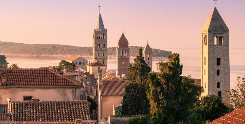 Hotel International  Kraj ljeta na prekrasnom Rabu Rab Hrvatska  378 EUR  3x nocenje u dvokrevetnoj sobi s pogledom na grad ili more ovisno o raspolozivosti  za 2 osobe 1 dijete do 6 godina besplatno  Polupansion
