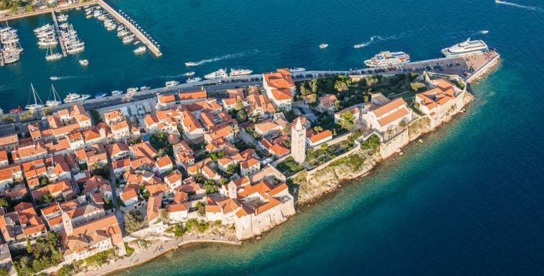 Hotel International  Kraj ljeta na prekrasnom Rabu Rab Hrvatska  600 EUR  5x nocenje u dvokrevetnoj sobi s pogledom na grad ili more ovisno o raspolozivosti  za 2 osobe 1 dijete do 6 godina besplatno  Polupansion