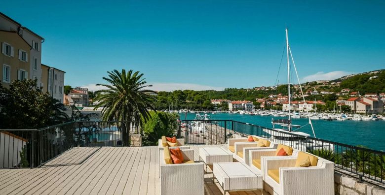 Hotel International  Kraj ljeta na prekrasnom Rabu Rab Hrvatska  826 EUR  7x nocenje u dvokrevetnoj sobi s pogledom na grad ili more ovisno o raspolozivosti  za 2 osobe 1 dijete do 6 godina besplatno  Polupansion