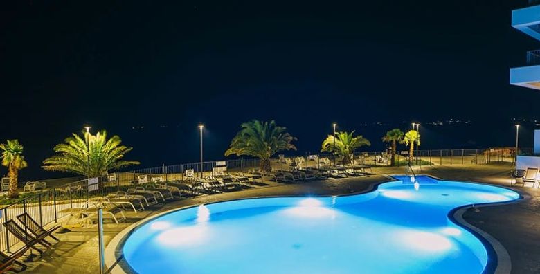 Park Villas by Morenia  Najam Deluxe kamping vile s privatnim bazenom Podaca Hrvatska  260 EUR  2x nocenje u kamping vili s privatnim grijanim bazenom za do 2 osobe Koristenje hotelskih grijanih vanjskih bazena