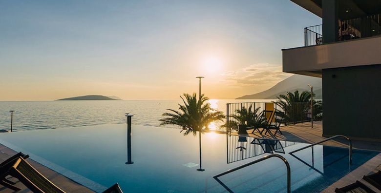 Park Villas by Morenia  Najam Deluxe kamping vile s privatnim bazenom Podaca Hrvatska  260 EUR  2x nocenje u kamping vili s privatnim grijanim bazenom za do 4 osobe Koristenje hotelskih grijanih vanjskih bazena