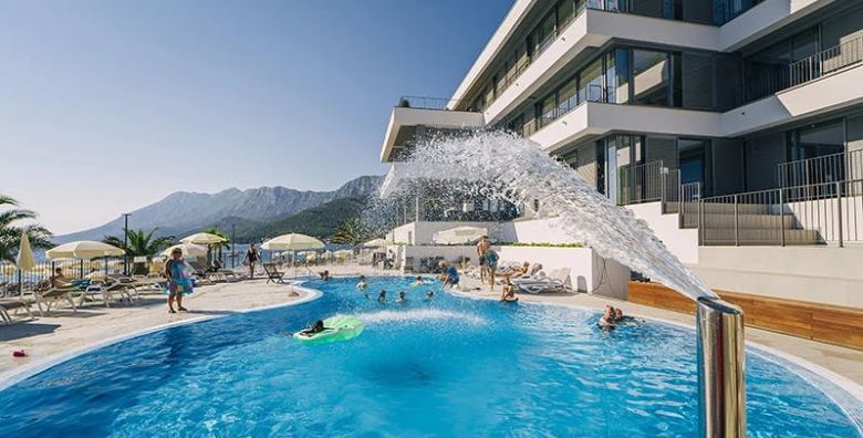 Park Villas by Morenia  Najam Deluxe kamping vile s privatnim bazenom Podaca Hrvatska  340 EUR  2x nocenje u kamping vili s privatnim grijanim bazenom za do 6 osoba max 4 odrasle osobe i 2 djece do 11 99 godina  Koristenje hotelskih grijanih vanjskih bazena