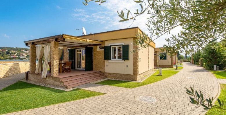 Resort Lando  Kraj ljeta u camping vilama na Rabu Kampor Hrvatska  170 EUR  2x nocenje u Standard ili Superior camping vili za 6 osoba Koristenje vanjskog grijanog bazena