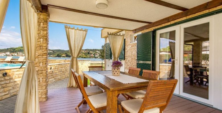 Resort Lando  Kraj ljeta u camping vilama na Rabu Kampor Hrvatska  240 EUR  3x nocenje u Standard ili Superior camping vili za 6 osoba Koristenje vanjskog grijanog bazena