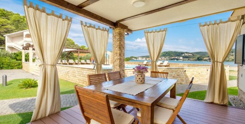 Resort Lando  Kraj ljeta u camping vilama na Rabu Kampor Hrvatska  320 EUR  4x nocenje u Standard ili Superior camping vili za 6 osoba Koristenje vanjskog grijanog bazena