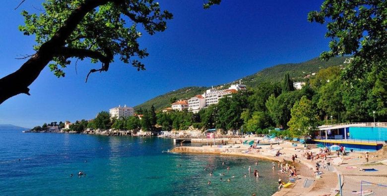 Apartmani Kestenovi dvori  Kraj ljeta na Opatijskoj rivijeri Lovran Hrvatska  55 EUR  1x nocenje u apartmanu za 4 osobe Posteljina i rucnici