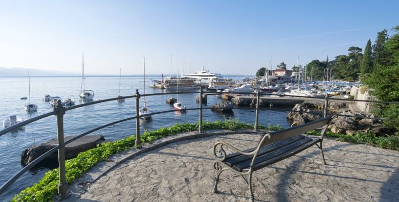 Apartmani Kestenovi dvori  Odmor na Opatijskoj rivijeri Lovran Hrvatska  69 EUR  2x nocenje u apartmanu za 4 osobe Posteljina i rucnici