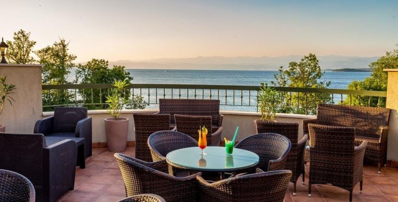 Blue Waves Resort  Last minute wellness ljeto na Krku  Superior soba Malinska Hrvatska  460 EUR  2x nocenje u Superior dvokrevetnoj sobi s balkonom s pogledom na more za 2 osobe Polupansion dorucak i vecera 