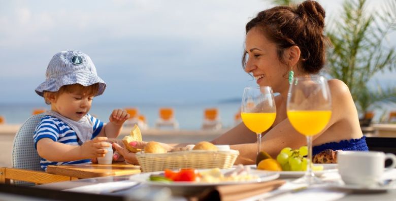 Blue Waves Resort  Last minute obiteljsko ljeto na Krku  Family Junior Suite s pogledom na more Malinska Hrvatska  480 EUR  2x nocenje u Family Junior Suite s pogledom na more za 2 osobe 1 dijete do 13 godina besplatno  Polupansion dorucak i vecera 