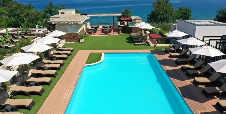 Blue Waves Resort  Last minute obiteljsko ljeto na Krku  Family Junior Suite s pogledom na more Malinska Hrvatska  540 EUR  2x nocenje u Family Junior Suite s pogledom na more za 2 osobe 2 djece do 13 godina besplatno  Polupansion dorucak i vecera 