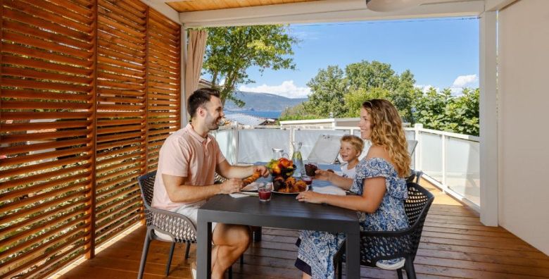 Glavotok Premium Green Camp  Last minute odmor na otoku Krk Krk Hrvatska  255 EUR  2x nocenje u Deluxe Family Home 4 2 mobilnoj kucici za 4 osobe 2 djece do 12 99 godina besplatno ili 5 odraslih osoba Posteljina i rucnici