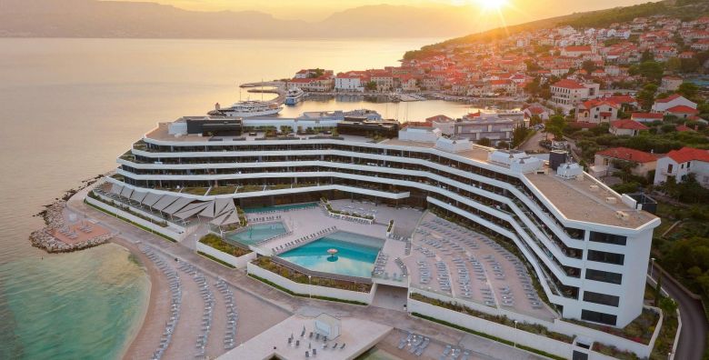 Grand Hotel View  Romanticna wellness jesen na Bracu  72 satna akcija Postira Hrvatska  328 EUR  2x nocenje u dvokrevetnoj Superior sobi s balkonom pogled more za 2 osobe Polupansion s ukljucenim bezalkoholnim picem