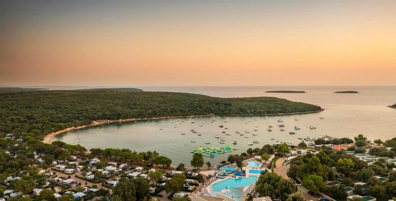 Kamp Vestar  Mobilna kucica Forest Escape  Odmor u Rovinju Rovinj Hrvatska  140 EUR  2x nocenje u mobilnoj kucici Forest Escape za do 5 osoba 4 odrasle osobe i 1 dijete do 17 99 godina  Koristenje vanjskih bazena i spray parka