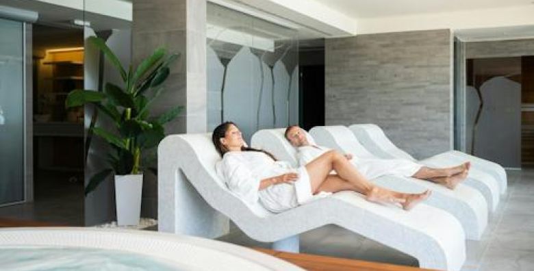 Hotel Pinija  Budjenje za dvoje u novoj wellness oazi uz puni pansion  Posebna akcija Petrcane Hrvatska  229 €