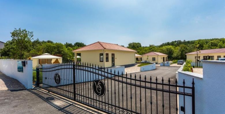 VSG Resort  Produzeno ljeto i wellness odmor na otoku Krku Klimno Hrvatska  259 EUR  3x nocenje u jednosobnom apartmanu 2 2 s privatnom terasom za 2 osobe Koristenje unutarnjeg grijanog bazena saune i vanjskog jacuzzija uz prethodnu rezervaciju 