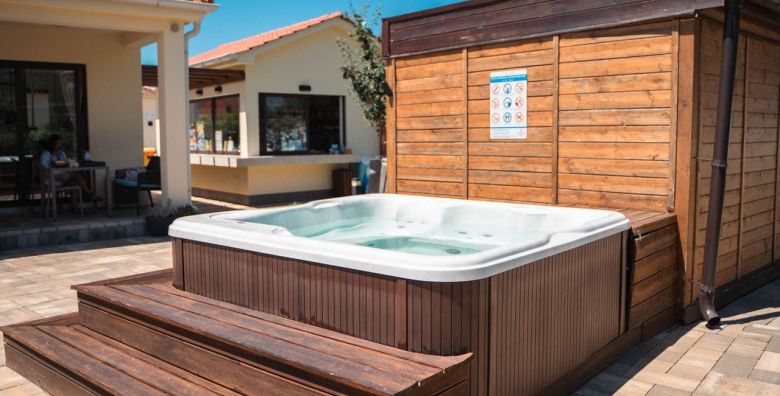 VSG Resort  Produzeno ljeto i wellness odmor na otoku Krku Klimno Hrvatska  649 EUR  5x nocenje u dvosobnom Deluxe apartmanu s privatnom terasom 4 2 za 2 osobe Koristenje unutrasnjeg grijanog bazena saune i vanjskog jacuzzija uz prethodnu rezervaciju 