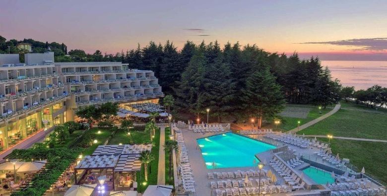 Hotel Mediteran Plava Laguna  Jesen u Porecu Porec Hrvatska  208 EUR  2x nocenje u dvokrevetnoj Classic sobi s balkonom za 2 osobe Polupansion