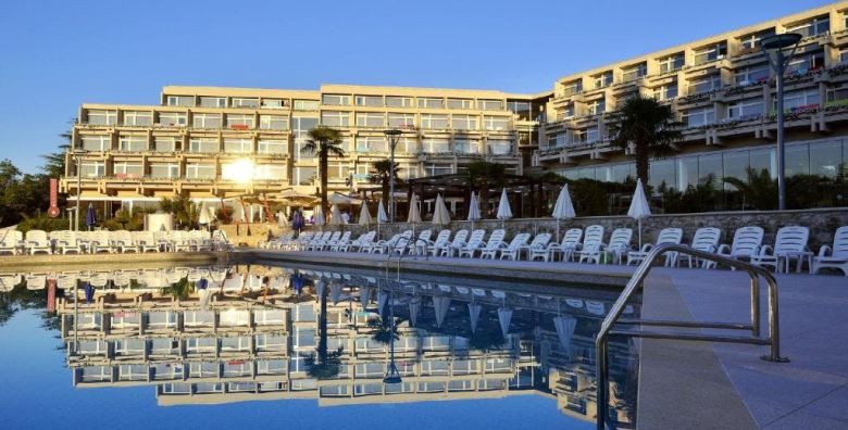 Hotel Mediteran Plava Laguna  Obiteljska jesen u Porecu Porec Hrvatska  225 EUR  2x nocenje u dvokrevetnoj Classic sobi s dodatnim lezajem i balkonom za 2 osobe 1 dijete do 11 99 godina i 2 dijete do 4 99 godina besplatno  Polupansion
