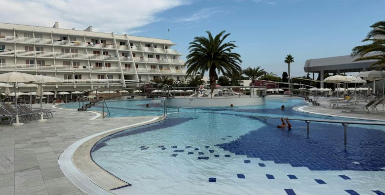 Hotel Olympia  Obiteljsko morsko wellness opustanje u Vodicama  Junior suite Vodice Hrvatska  542 EUR  2x nocenje u Junior Suite za 2 osobe 2 djece do 17 99 godina besplatno  Polupansion
