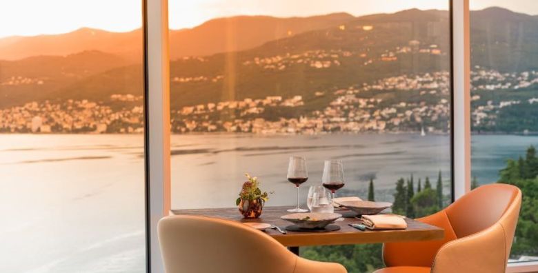 Hilton Rijeka Costabella Beach Resort  Spa  Foodie Experience  Vikend opustanje Rijeka Hrvatska  579 EUR  2x nocenje u dvokrevetnoj King Guestroom sobi s pogledom na more i balkonom za 2 osobe Bogati buffet dorucak u hotelskom restoranu The Kitchen