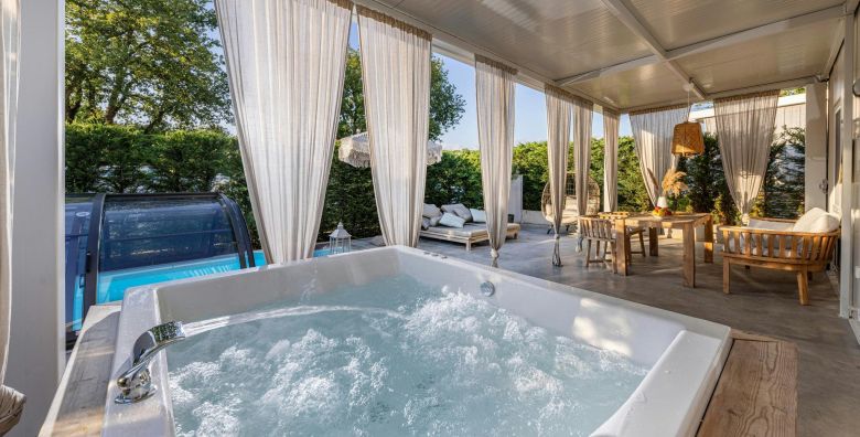 Polidor Camping Park  Luxury villas s privatnim bazenom i jacuzzijem Funtana Istra Hrvatska  329 EUR  2x nocenje u mobilnoj kucici Luxury Villas za 4 osobe Koristenje grijanog jacuzzija