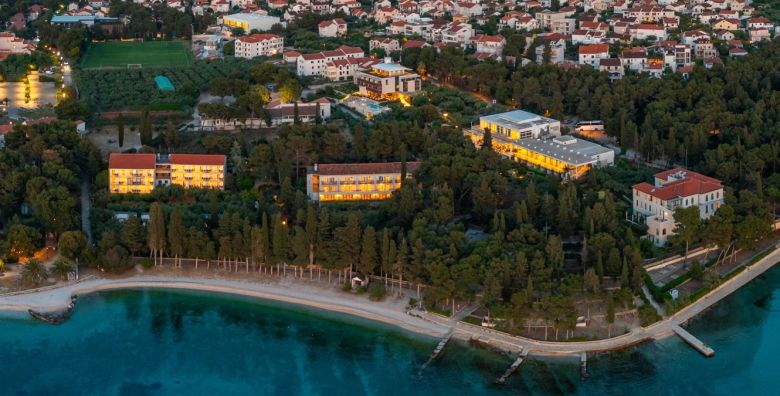 Aminess Vival Velaris Resort  Odmor na Bracu  Posebna akcijska cijena Supetar Hrvatska  495 EUR  3x nocenje u dvokrevetnoj Superior sobi s balkonom pogled park za 3 osobe Polupansion