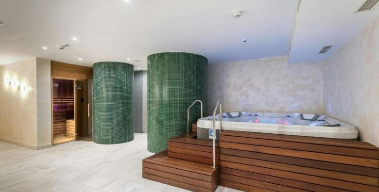 Boutique Hotel Mirjam  Wellness odmor s masazom udvoje Makarska Hrvatska  255 EUR  3x nocenje u dvokrevetnoj sobi s balkonom i pogledom na park za 2 osebe Bogati buffet dorucak