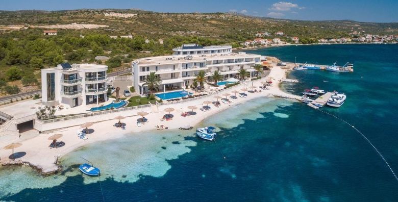 Resort Perla  Hotel Perla  Odmor u Dalmaciji Rogoznica Hrvatska  380 EUR  2x nocenje u Standard sobi s balkonom i djelomicnim pogledom na more za 2 osobe Dorucak