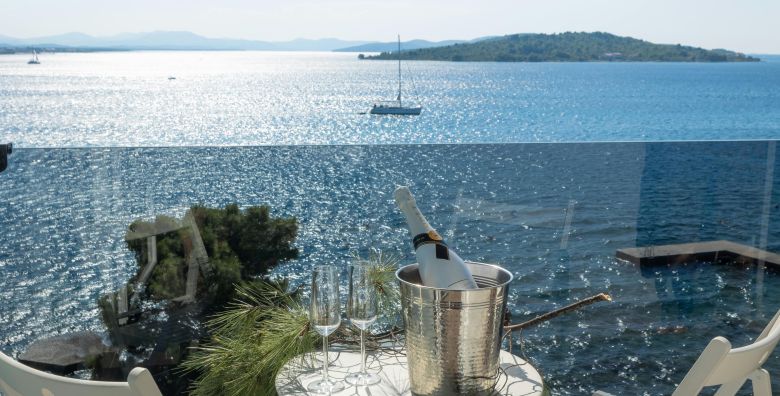 Villa Arausa  Obiteljska all inclusive light jesen  Posebna akcija Vodice Hrvatska  192 EUR  2x nocenje u dvokrevetnoj Standard sobi s balkonom morska strana za 2 osobe 1 dijete do 11 99 godina i 2 dijete do 2 99 godina besplatno  All inclusive light