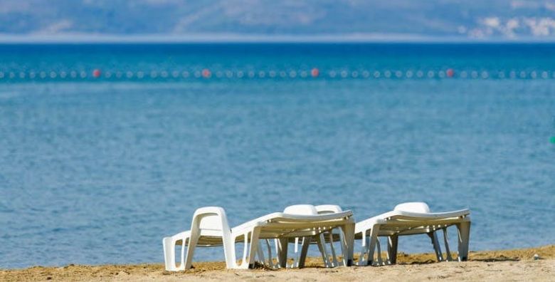 Kamp Almissa  Odmor u Dalmaciji  Mobilna kucica Adria Superior  Posebna akcija Omis Hrvatska  122 EUR  2x nocenje u mobilnoj kucici Adria Superior 4 1  C2 zona zadnji red za do 5 osoba 4 odrasle osobe i 1 dijete do 11 99 godina  Koristenje posteljine i rucnika