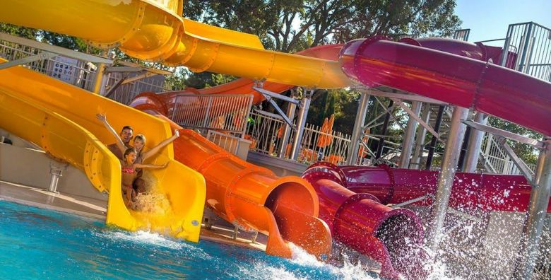 Lanterna Premium Camping Resort  Ultra last minute obiteljski odmor u Istri Tar Hrvatska  112 EUR  2x nocenje u mobilnoj kucici Premium 5 1 za do 6 osoba 5 odraslih osoba i 1 dijete do 11 99 godina  Koristenje Aquamar vodenog parka