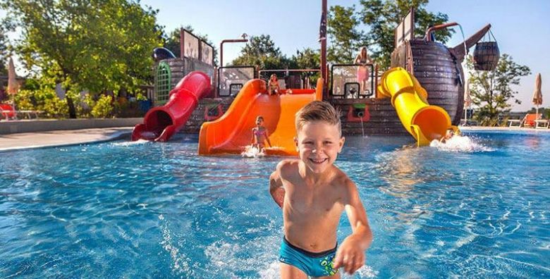 Lanterna Premium Camping Resort  Ultra last minute obiteljski odmor u Istri Tar Hrvatska  168 EUR  3x nocenje u mobilnoj kucici Premium 5 1 za do 6 osoba 5 odraslih osoba i 1 dijete do 11 99 godina  Koristenje Aquamar vodenog parka