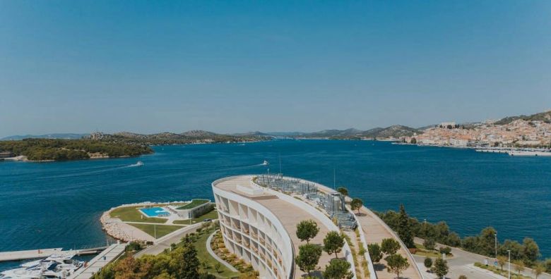 D Resort Sibenik  Obiteljska jesenska bajka uz more  Posebna akcija Sibenik Hrvatska  387 EUR  3x nocenje u Superior sobi s pogledom na more za 2 osobe 1 dijete do 11 99 godina besplatno  Bogati buffet dorucak