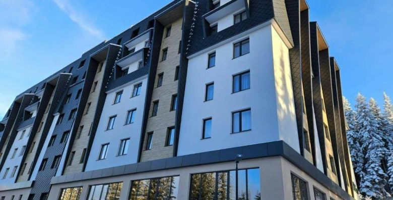 Aparthotel Zlatni Javor Jahorina  Zimski odmor na Jahorini s ukljucenim polupansionom Jahorina Bosna i Hercegovina  400 EUR  2x nocenje u studio apartmanu s odvojenom spavacom sobom za 2 osobe 2 djece do 5 99 godina besplatno  Polupansion