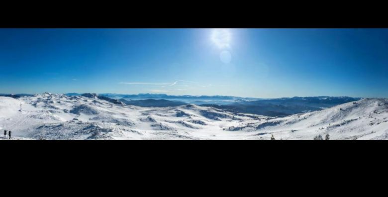 Aparthotel Zlatni Javor Jahorina  Zimski odmor na Jahorini s ukljucenim polupansionom Jahorina Bosna i Hercegovina  440 EUR  2x nocenje u studio apartmanu s odvojenom spavacom sobom za 2 osobe 2 djece do 5 99 godina besplatno  Polupansion