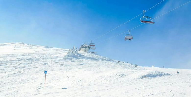 Aparthotel Zlatni Javor Jahorina  Zimski odmor na Jahorini s ukljucenim polupansionom Jahorina Bosna i Hercegovina  480 EUR  2x nocenje u studio apartmanu s odvojenom spavacom sobom za 2 osobe 2 djece do 5 99 godina besplatno  Polupansion