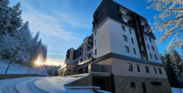 Aparthotel Zlatni Javor Jahorina  Zimski odmor na Jahorini s ukljucenim polupansionom Jahorina Bosna i Hercegovina  720 EUR  3x nocenje u studio apartmanu s odvojenom spavacom sobom za 2 osobe 2 djece do 5 99 godina besplatno  Polupansion