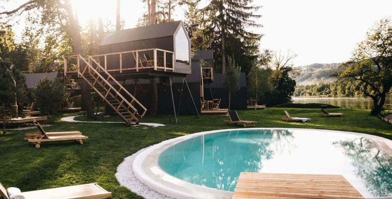 Chocolate Village  Glamping medju krosnjama drveca Maribor Slovenija  310 EUR  2x nocenje u Criollo panoramskoj kucici na drvetu s panoramskim pogledom za 2 osobe Bogat dorucak dostavljen u kucicu; izbor izmedju cetiri vrste dorucka 