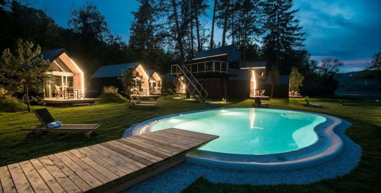 Chocolate Village  Luksuzan cokoladni glamping uz rijeku Maribor Slovenija  330 EUR  2x nocenje u glamping kucici Forastero za 2 osobe Bogat dorucak dostavljen u kucicu; izbor izmedju cetiri vrste dorucka 