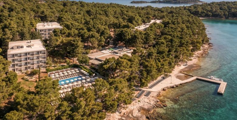 Aminess Senses Hvar Resort  Obiteljski all inclusive light odmor na Hvaru Vrboska Hrvatska  420 EUR  5x nocenje u dvokrevetnoj Superior sobi s balkonom za 2 osobe 1 dijete do 9 99 godina besplatno  All inclusive light