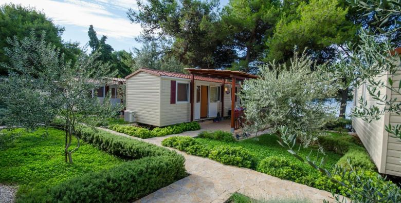 Kamp Rozac  Comfort kucica  Romanticna jesen u Trogiru Okrug Gornji Hrvatska  350 EUR  5x nocenje u mobilnoj kucici Comfort za 4 osobe 1 dijete do 11 99 godina besplatno  Koristenje posteljine i rucnika