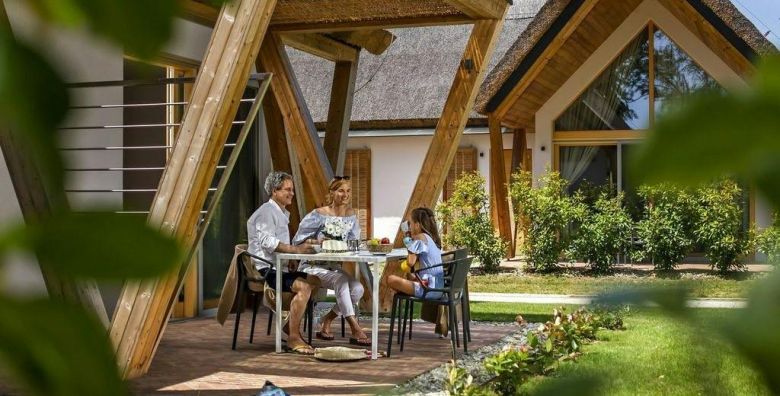 Prekmurska vas Ajda  Odmor tijekom tjedna za obitelji Moravske Toplice Slovenija  310 EUR  2x nocenje u modernim slamnatim kucicama za 3 osobe Polupansion buffet dorucak i vecera u restoranu Hotela Termal