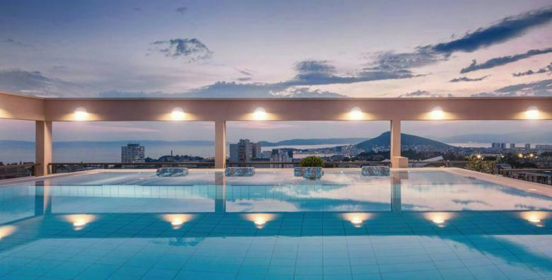 Dioklecijan Hotel  Residence  Romanticni ili obiteljski odmor u Splitu Split Hrvatska  275 EUR  2x nocenje u dvokrevetnoj Superior sobi s balkonom i pogledom na more za 2 osobe 1 dijete do 7 99 godina besplatno  Bogati dorucak