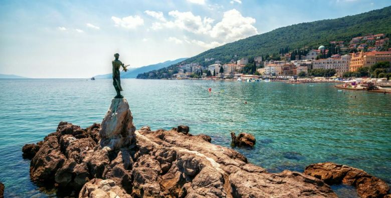 Hotel Domino  Carobna Opatija u jesensko zimskom razdoblju Opatija Hrvatska  240 EUR  2x nocenje u dvokrevetnoj sobi za 2 osobe 1 dijete do 6 godina besplatno  Polupansion