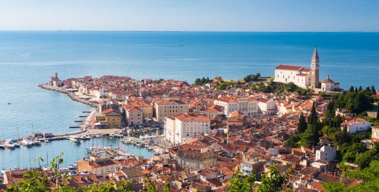 Boutique Hotel PiranArt  Jesenski vikend odmor u boutique hotelu u Piranu Piran Slovenija  180 EUR  2x nocenje u renoviranoj suncanoj sobi s baldahinom za 2 osobe Polupansion