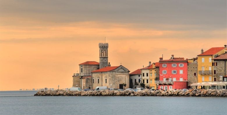 Boutique Hotel PiranArt  Jesenski odmor tijekom tjedna u buticnom hotelu u Piranu Piran Slovenija  150 EUR  2x nocenje u renoviranoj suncanoj sobi s baldahinom za 2 osobe Polupansion